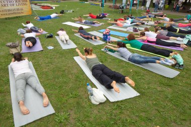 Beyaz Rusya, Minsk, Haziran 2015. insanlar yoga tra sırasında egzersiz yapmak