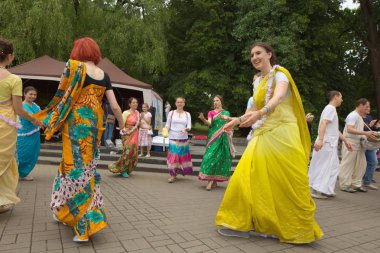 Beyaz Rusya, Minsk, Haziran 2015. insanlar yoga tra sırasında egzersiz yapmak