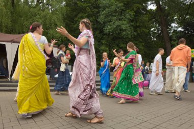 Beyaz Rusya, Minsk, Haziran 2015. insanlar yoga tra sırasında egzersiz yapmak