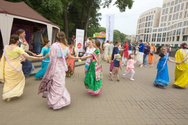 Beyaz Rusya, Minsk, Haziran 2015. insanlar yoga tra sırasında egzersiz yapmak