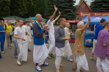 Beyaz Rusya, Minsk, Haziran 2015. insanlar yoga tra sırasında egzersiz yapmak