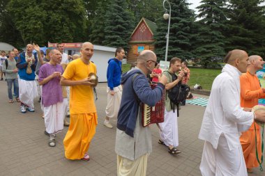 Beyaz Rusya, Minsk, Haziran 2015. insanlar yoga tra sırasında egzersiz yapmak