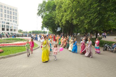 Beyaz Rusya, Minsk, Haziran 2015. insanlar yoga tra sırasında egzersiz yapmak