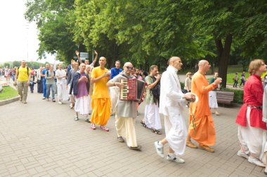 Beyaz Rusya, Minsk, Haziran 2015. insanlar yoga tra sırasında egzersiz yapmak