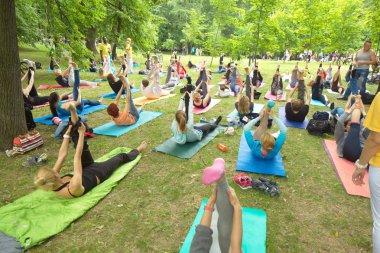 Beyaz Rusya, Minsk, Haziran 2015. insanlar yoga tra sırasında egzersiz yapmak