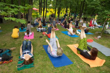 Beyaz Rusya, Minsk, Haziran 2015. insanlar yoga tra sırasında egzersiz yapmak