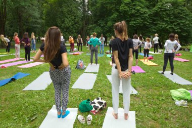 Beyaz Rusya, Minsk, Haziran 2015. insanlar yoga tra sırasında egzersiz yapmak