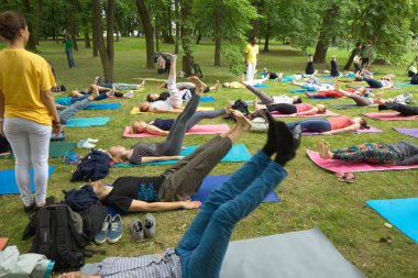 Beyaz Rusya, Minsk, Haziran 2015. insanlar yoga tra sırasında egzersiz yapmak