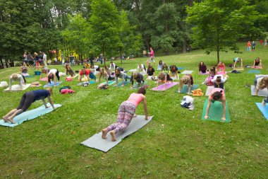 Beyaz Rusya, Minsk, Haziran 2015. insanlar yoga tra sırasında egzersiz yapmak