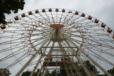 Beyaz Rusya, Minsk, Haziran 2015. insanlar yoga tra sırasında egzersiz yapmak
