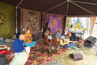 Beyaz Rusya, Minsk, Haziran 2015. insanlar yoga tra sırasında egzersiz yapmak