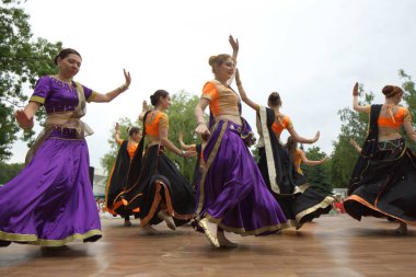 Beyaz Rusya, Minsk, Haziran 2015. insanlar yoga tra sırasında egzersiz yapmak