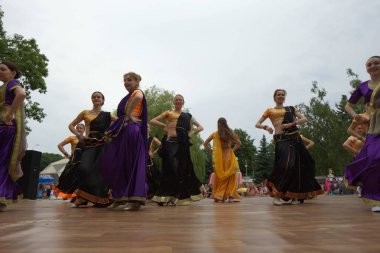 Beyaz Rusya, Minsk, Haziran 2015. insanlar yoga tra sırasında egzersiz yapmak