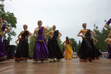 Beyaz Rusya, Minsk, Haziran 2015. insanlar yoga tra sırasında egzersiz yapmak