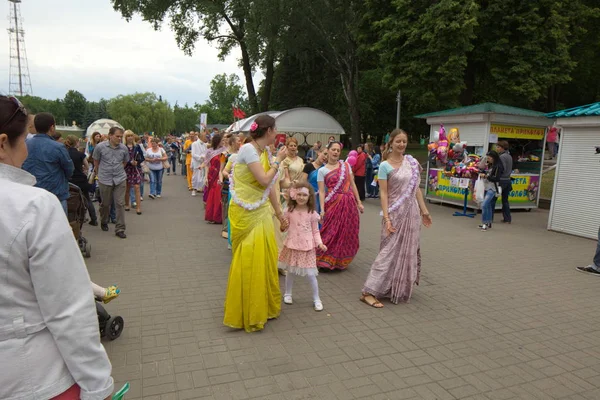 Білорусь, Мінськ, 2015 червня. люди роблять вправи під час йоги TRA — стокове фото