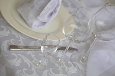 Bir düğün sergisinde çiçeklerle şenlikli masa dekorasyonu