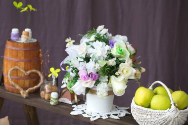 Bir düğün sergisinde çiçeklerle şenlikli masa dekorasyonu