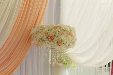 Bir düğün sergisinde çiçeklerle şenlikli masa dekorasyonu