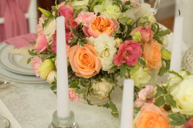 Bir düğün sergisinde çiçeklerle şenlikli masa dekorasyonu