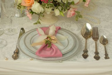 Bir düğün sergisinde çiçeklerle şenlikli masa dekorasyonu