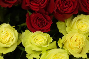 Bir düğün sergisinde çiçeklerle şenlikli masa dekorasyonu