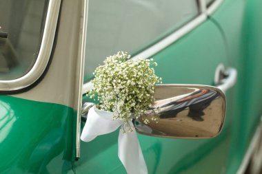 Bir düğün sergisinde çiçeklerle şenlikli masa dekorasyonu