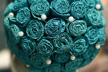 Bir düğün sergisinde çiçeklerle şenlikli masa dekorasyonu