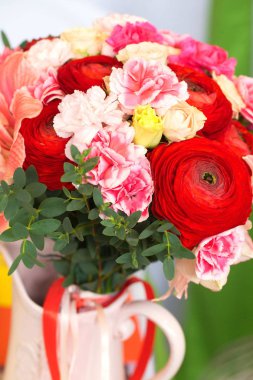 Bir düğün sergisinde çiçeklerle şenlikli masa dekorasyonu