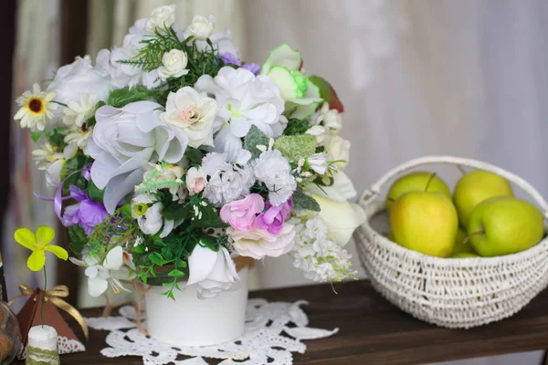Slavnostní výzdoba stolu s květinami na svatební výstavě — Stock fotografie