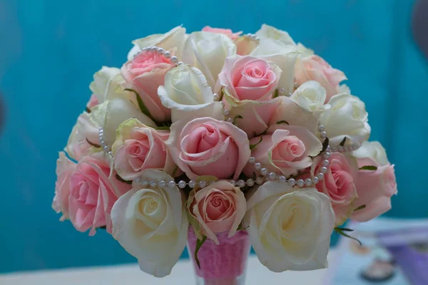 Decoração de mesa festiva com flores em uma exposição de casamento — Fotografia de Stock