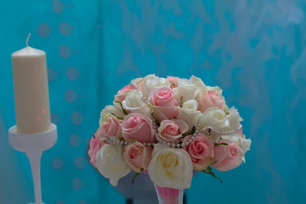 Świąteczna Dekoracja stołu z kwiatami na wystawie ślubnej — Zdjęcie stockowe