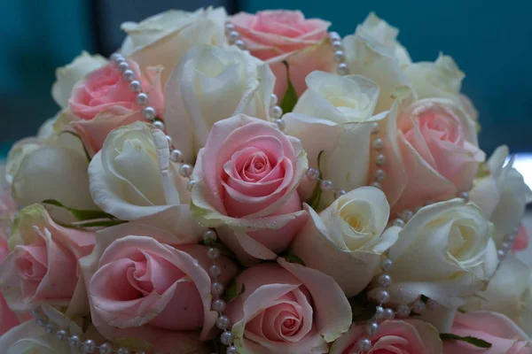 Feestelijke tafel decoratie met bloemen op een bruiloft tentoonstelling — Stockfoto