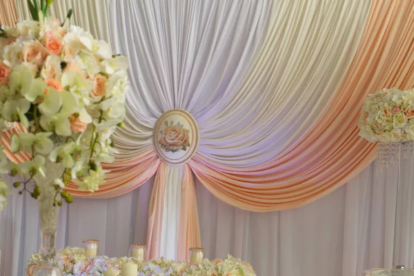 Slavnostní výzdoba stolu s květinami na svatební výstavě — Stock fotografie
