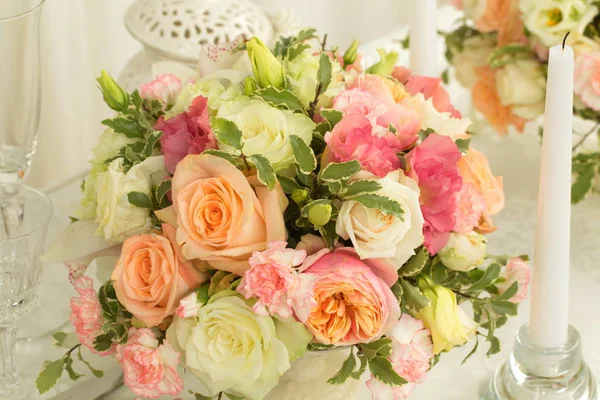 Festive table decoration with flowers at a wedding exhibition — Stock Photo, Image