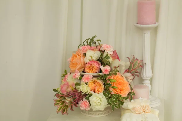 Feestelijke tafel decoratie met bloemen op een bruiloft tentoonstelling — Stockfoto