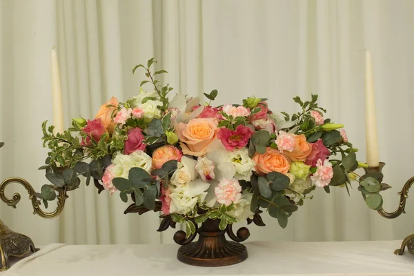 การตกแต่งโต๊ะเทศกาลด้วยดอกไม้ในนิทรรศการแต่งงาน — ภาพถ่ายสต็อก