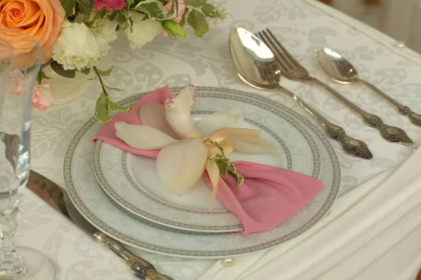 Святковий стіл з квітами на весільній виставці — стокове фото