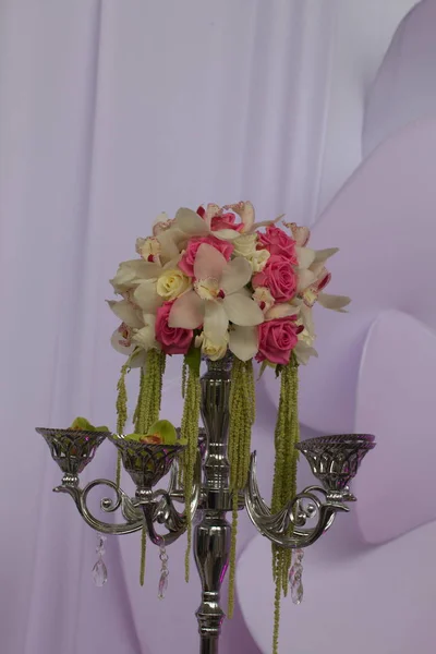 Decoración de mesa festiva con flores en una exposición de bodas — Foto de Stock