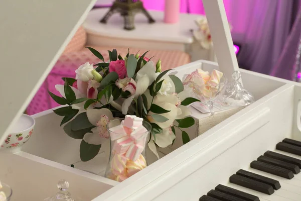 Bir düğün sergisinde çiçeklerle şenlikli masa dekorasyonu — Stok fotoğraf