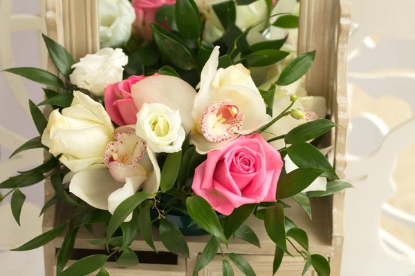 Festive table decoration with flowers at a wedding exhibition — Stock Photo, Image