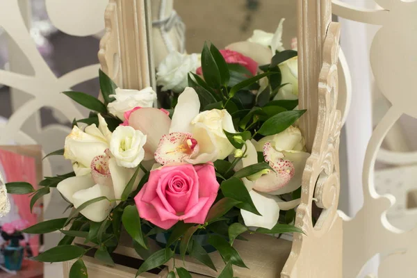 Decoração de mesa festiva com flores em uma exposição de casamento — Fotografia de Stock