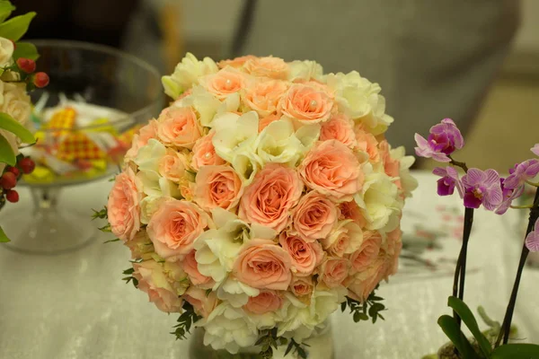Festive table decoration with flowers at a wedding exhibition — Stock Photo, Image