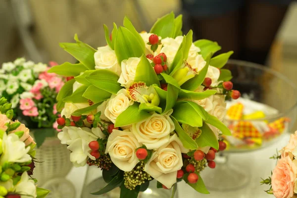 Decoração de mesa festiva com flores em uma exposição de casamento — Fotografia de Stock