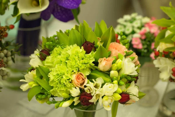 Festive table decoration with flowers at a wedding exhibition — Stock Photo, Image