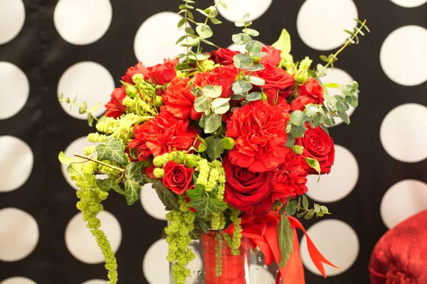 Décoration de table festive avec des fleurs lors d'une exposition de mariage — Photo