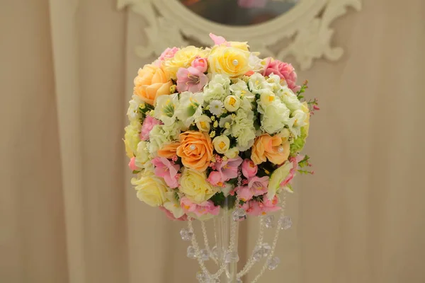 Decoração de mesa festiva com flores em uma exposição de casamento — Fotografia de Stock