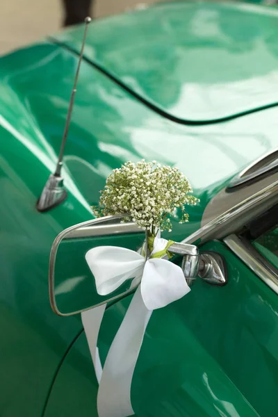 Εορταστική διακόσμηση τραπεζιού με λουλούδια σε μια έκθεση γάμου — Φωτογραφία Αρχείου