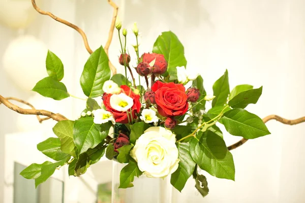 Decoração de mesa festiva com flores em uma exposição de casamento — Fotografia de Stock