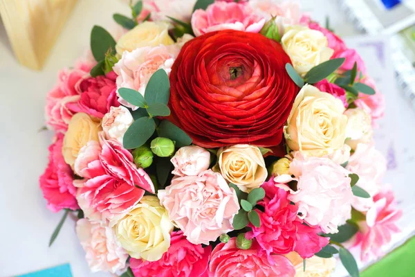 Decoração de mesa festiva com flores em uma exposição de casamento — Fotografia de Stock