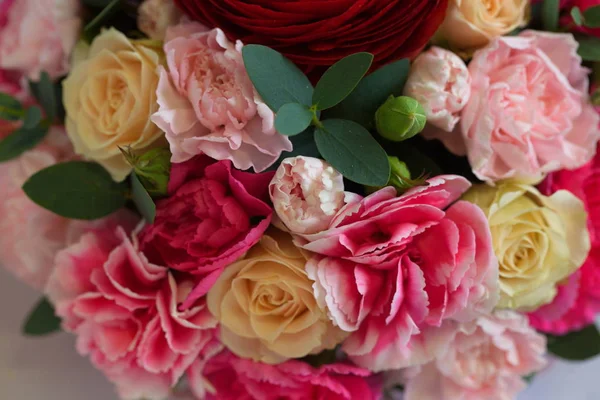 Decoração de mesa festiva com flores em uma exposição de casamento — Fotografia de Stock